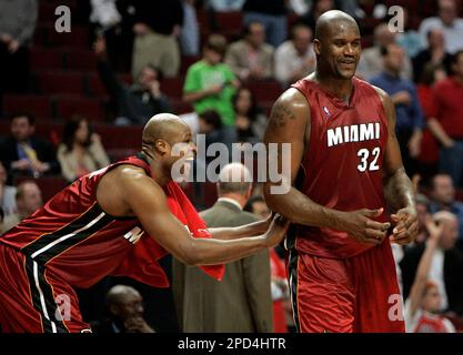 いつか勝てる One day We will Miami Heat's Shaquille O'Neal looks to get around Detroit