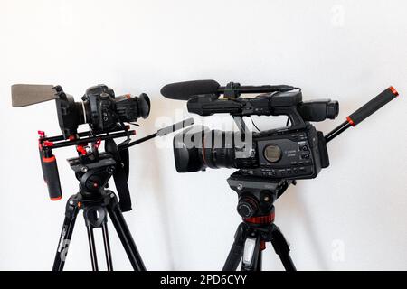 https://l450v.alamy.com/450v/2pd6cyy/cameras-on-tripods-canon-5d-mark-ii-canon-xf305-2pd6cyy.jpg