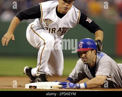 Boston Red Sox's Mark Bellhorn (12) tags out Chicago Cubs' Aramis