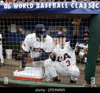 Team USA outfielder Ken Griffey, Jr., takes batting practice for the World  Baseball Classic Friday, March 3, 2006, at Chase Field in Phoenix.(AP  Photo/Paul Connors Stock Photo - Alamy