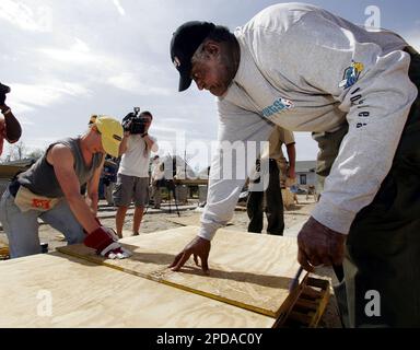 https://l450v.alamy.com/450v/2pdac0y/willis-reed-right-former-nba-player-and-hornets-vice-president-of-basketball-operations-helps-measure-a-board-for-cutting-with-volunteer-betsy-keller-left-from-itacha-college-in-new-york-at-a-habitat-for-humanity-house-that-they-are-building-in-the-ninth-ward-of-new-orleans-on-tuesday-march-7-2006nba-players-and-former-players-assisted-in-the-construction-of-a-home-in-conjunction-with-habitat-for-humanityap-photoalex-brandon-2pdac0y.jpg