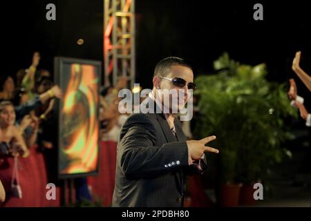 Daddy Yankee shows her award backstage at the Premio Lo Nuestro 2005 award  show at the American Airlinres Arena, in Miami, Florida, on February 24,  2005 Stock Photo - Alamy