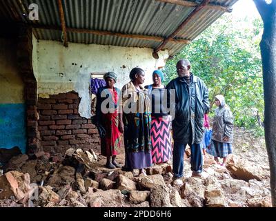 (230314) -- BLANTYRE (MALAWI), March 14, 2023 (Xinhua) -- People examine a damaged house in Blantyre, Malawi, on March 14, 2023. Tropical Cyclone Freddy has continued to cause devastation in the southern African region as the death toll from disasters such as flash floods and mudslides continues to rise. In Malawi, where the impact of the cyclone looks the most severe, the death toll has risen to 190 as more bodies were found Tuesday following the damages caused by tropical cyclone Freddy, which has now affected 12 districts and cities in the southern African nation, according to the country's Stock Photo