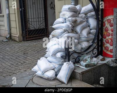 https://l450v.alamy.com/450v/2pddjgp/bags-with-building-materials-on-the-street-preparing-to-refurbish-the-store-building-mix-bags-2pddjgp.jpg