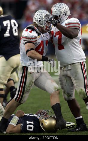 Former Buckeye AJ Hawk supports Cleveland Browns quarterback Brady Quinn 