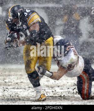 Pittsburgh Steelers' Jerome Bettis gets past Baltimore Ravens' Adalius  Thomas in the first half in Pittsburgh, Sunday, Nov. 4, 2001. (AP  Photo/Gary Tramontina Stock Photo - Alamy