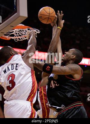 Philadelphia 76ers' Steven Hunter, right, blocks the shot of Los