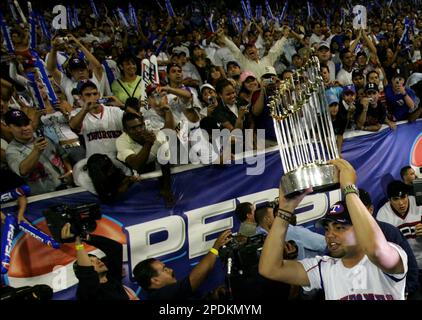 Chicago White Sox manager Oswaldo Ozzie Guillen waves to fans as his wife  Ibis stands behind him at University stadium before a national baseball  league game in Caracas, Venezuela, Friday, Nov. 4