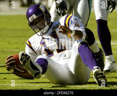 Minnesota Vikings quarterback Daunte Culpepper looks for a receiver during  action in the Louisiana Superdome October 17, 2004 against the New Orleans  Saints. Culpepper threw for 425 yards and five touchdowns to