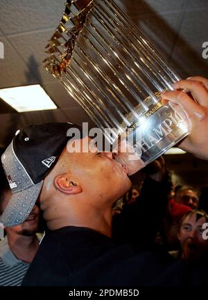 Chicago White Sox veteran Frank Thomas, left, jokes with bullpen coach Art  Kusnyer, right, around the batting cage before Game 3 of the World Series  against the Houston Astros Tuesday, Oct. 25