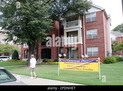 https://l450v.alamy.com/450v/2pdnhet/centennial-place-apartments-shown-tuesday-oct-11-2005-has-replaced-the-former-techwood-homes-area-just-north-of-the-downtown-atlanta-area-it-was-part-of-a-program-aimed-at-tearing-down-the-worst-projects-and-recreating-mixed-income-neghborhoods-the-first-step-in-combating-poverty-ap-photogene-blythe-2pdnhet.jpg