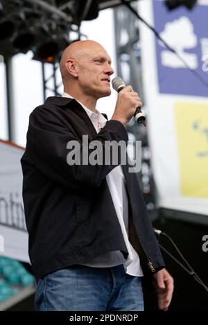 Peter Garrett, Australian Labor Party minister and vocalist with politically motivated rock group Midnight Oil, speaking at the Rockin' 4 Rights concert at Sydney Cricket Ground to a 40,000-strong crowd protesting the Liberal (conservative) government’s Industrial Relations policies and changes to workplace laws. A protest march through the streets of Sydney’s city centre preceded the concert. Sydney, Australia. 22.04.07. Stock Photo