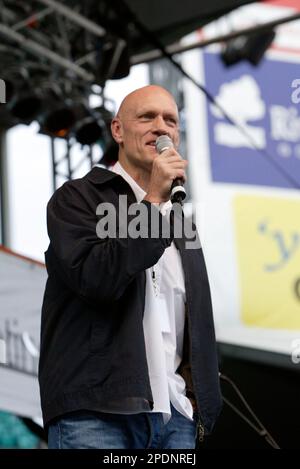 Peter Garrett, Australian Labor Party minister and vocalist with politically motivated rock group Midnight Oil, speaking at the Rockin' 4 Rights concert at Sydney Cricket Ground to a 40,000-strong crowd protesting the Liberal (conservative) government’s Industrial Relations policies and changes to workplace laws. A protest march through the streets of Sydney’s city centre preceded the concert. Sydney, Australia. 22.04.07. Stock Photo