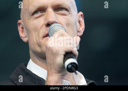 Peter Garrett, Australian Labor Party minister and vocalist with politically motivated rock group Midnight Oil, speaking at a concert at Sydney Cricket Ground to a 40,000-strong crowd protesting the Liberal (conservative) government’s Industrial Relations policies and changes to workplace laws. A protest march through the streets of Sydney’s city centre preceded the concert. Sydney, Australia. 22.04.07. Stock Photo