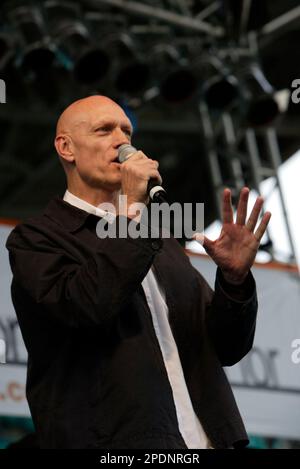 Peter Garrett, Australian Labor Party minister and vocalist with politically motivated rock group Midnight Oil, speaking at a concert at Sydney Cricket Ground to a 40,000-strong crowd protesting the Liberal (conservative) government’s Industrial Relations policies and changes to workplace laws. A protest march through the streets of Sydney’s city centre preceded the concert. Sydney, Australia. 22.04.07. Stock Photo