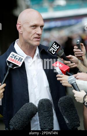 Peter Garrett, Australian Labor Party minister and vocalist with politically motivated rock group Midnight Oil, speaking at a concert at Sydney Cricket Ground to a 40,000-strong crowd protesting the Liberal (conservative) government’s Industrial Relations policies and changes to workplace laws. A protest march through the streets of Sydney’s city centre preceded the concert. Sydney, Australia. 22.04.07. Stock Photo