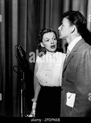 Judy Garland and Frank Sinatra performing 'Embraceable You' on CBS's Command Performance episode 1944 Stock Photo
