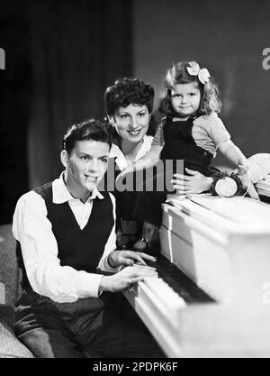 Photo portrait of Frank Sinatra, wife Nancy Barbato, and daughter Nancy circa 1944 Stock Photo