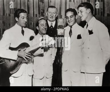 The Hoboken Four as they appeared on the Amateur Hour with Major Bowes in 1935. At center is Major Bowes, at right is Frank Sinatra Stock Photo