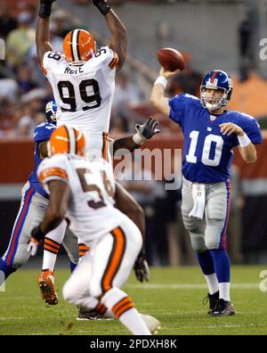 New York Giants quarterback Daniel Jones (8) passes against the New England  Patriots during an NFL preseason football game, Sunday, Aug. 29, 2021, in  East Rutherford, N.J. (AP Photo/Adam Hunger Stock Photo - Alamy