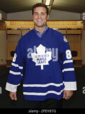 Newly minted Toronto Maple Leaf Eric Lindros shows off his jersey in the  team dressing room in Toronto on Thursday August 11, 2005. (AP PhotoFrank  Gunn, CP Stock Photo - Alamy