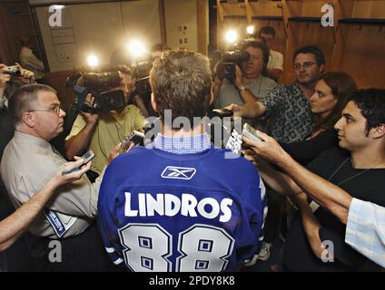Newly minted Toronto Maple Leaf Eric Lindros shows off his jersey in the  team dressing room in Toronto on Thursday August 11, 2005. (AP PhotoFrank  Gunn, CP Stock Photo - Alamy