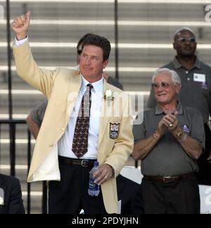 https://l450v.alamy.com/450v/2pdyjhn/former-miami-dolphins-quarterback-dan-marino-left-gives-a-thumbs-up-to-supporters-as-coach-don-shula-right-looks-on-during-induction-ceremonies-sunday-aug-7-2005-at-the-nfl-football-hall-of-fame-in-canton-ohio-david-is-benny-friedmans-nephew-star-quarterbacks-dan-marino-and-steve-young-along-with-nfl-pioneers-benny-friedman-and-fritz-pollard-were-inducted-into-the-pro-football-hall-of-fame-ap-phototony-dejak-2pdyjhn.jpg