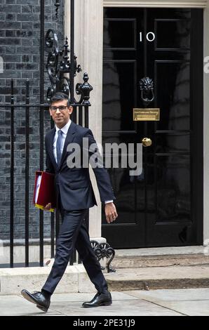 London ,United Kingdom  -15/03/2023. Prime Minister Rishi Sunak leaves for the weekly PMQ’s as his chancellor Jeremy Hunt announces the Spring Budget. Stock Photo