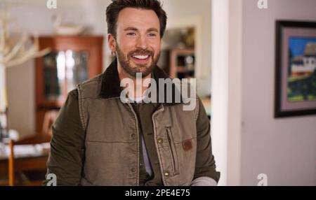 USA. Chris Evans and Ana de Armas in the (C)Apple TV+ new film: Ghosted  (2023). Plot: Cole falls head over heels for enigmatic Sadie, but then  makes the shocking discovery that she's