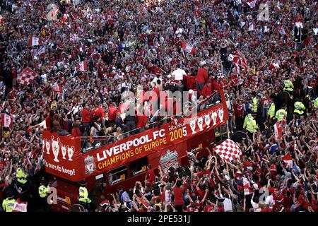 liverpool-fc-players-celebrate