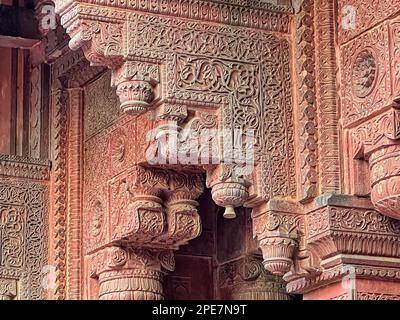 Intricately carved red sandstone brackets on the facade of the central court of the Jahangiri Mahal, Agra Fort Stock Photo