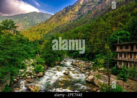 Homestay situated on the banks of the Tirthan River in Tirthan valley,Himachal Pradesh Stock Photo