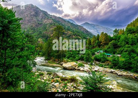 Tirthan River flowing through Tirthan Valley near the Nature Learning center park in Himachal Pradesh Stock Photo