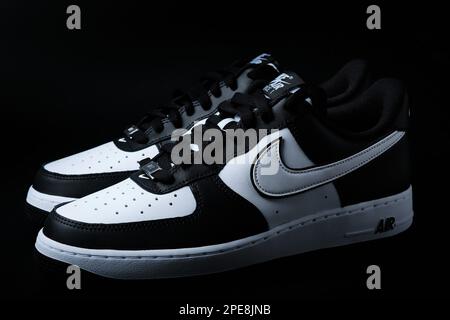 Zapatillas Nike Air Force 1 Low firmadas por Virgil Abloh en exhibición en  Sotheby's New York el 8 de junio de 2022. (Foto de Stephen Smith/SIPA EE.UU  Fotografía de stock - Alamy