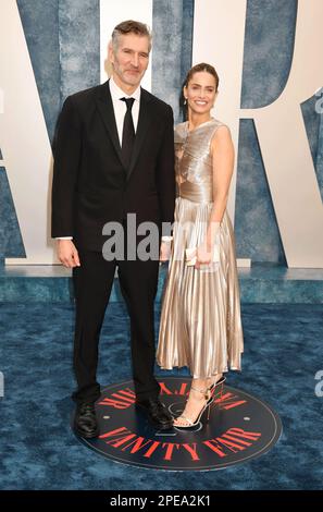 BEVERLY HILLS, CALIFORNIA - MARCH 12: (L-R) David Benioff and Amanda Peet attend the 2023 Vanity Fair Oscar Party hosted by Radhika Jones at Wallis An Stock Photo