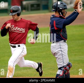 Houston Astros' Brad Ausmus swings the bat against the Pittsburgh Pirates  in Major League baseball Thursday, Aug. 10, 2006 in Houston. (AP Photo/Pat  Sullivan Stock Photo - Alamy