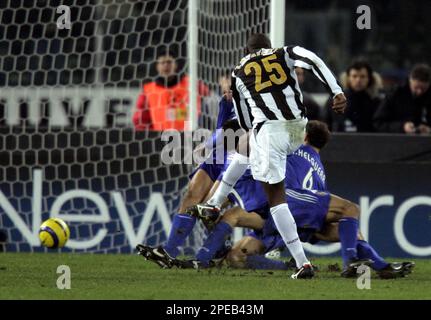 Juventus forward Marcelo Zalayeta, of Uruguay, center, jumps for the ball  as Verona's Vincenzo Italiano, left, and Marco Turati look on during an  Italian second division Serie B soccer match between Juventus