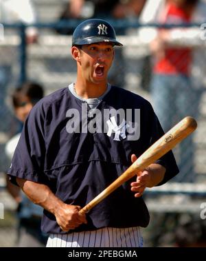 New York Yankees catcher Jorge Posada jokes around with teammates while  they take batting practice at spring training, Saturday, March 5, 2005, in  Tampa, Fla. (AP Photo/Tony Gutierrez Stock Photo - Alamy