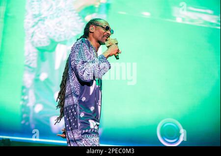 Dogg pound hi-res stock photography and images - Alamy