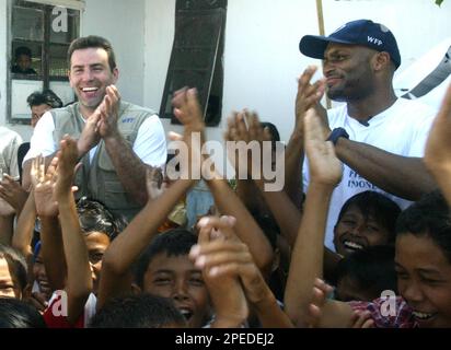 File:US Navy 050212-N-8629M-031 New York Giants quarterback Kurt Warner,  center, along with his wife Brenda Sue and New York Giants wide receiver  Amani Toomer visit Indonesian patients.jpg - Wikimedia Commons