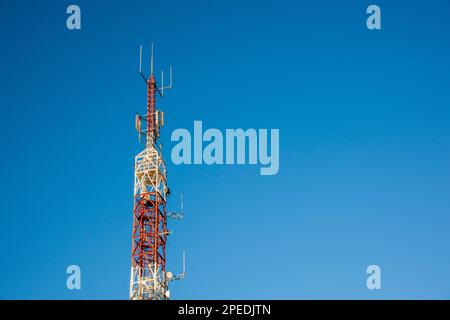 Torres de telecomunicaciones con el azul del cielo de fondo Stock Photo