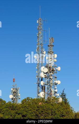 Torres de telecomunicaciones con el azul del cielo de fondo Stock Photo