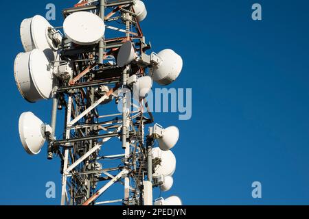 Torres de telecomunicaciones con el azul del cielo de fondo Stock Photo