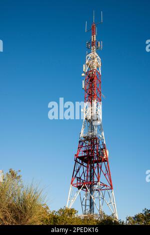 Torres de telecomunicaciones con el azul del cielo de fondo Stock Photo