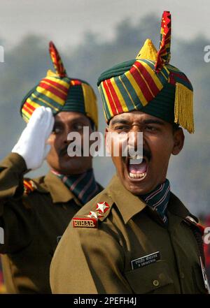 India) Bihar Regiment – Cast White Metal Cap Badge – Steady The Buffs  Militaria