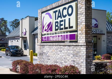 Taco Bell Mexican fast food restaurant in Snellville (Metro Atlanta), Georgia. (USA) Stock Photo