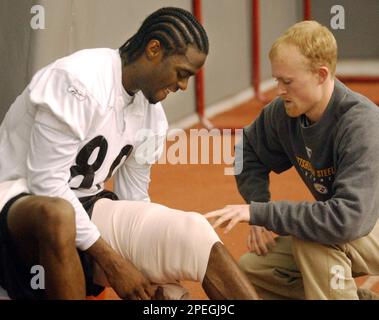 Pittsburgh Steelers' Plaxico Burress, right, talks with head coach Bill  Cowher, left, during a practice session in Mexico City Friday, Aug. 18,  2000. The Steelers face the Indianapolis Colts Saturday in a