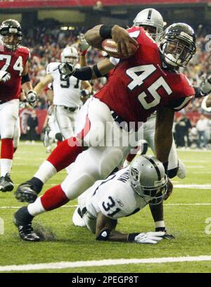 Atlanta Falcons running back T. J. Duckett (45) pushes past the Tampa Bay  Buccaneers defense including linebacker Shelton Quarles (53) for the first  of two first half touchdowns at the Georgia Dome