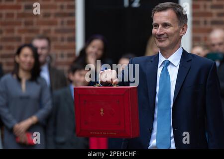 (230316) -- LONDON, March 16, 2023 (Xinhua) -- Chancellor of the Exchequer Jeremy Hunt (Front) of the United Kingdom (UK) poses for photographs as he leaves 11 Downing Street to deliver his budget to Parliament, in London, Britain, on March 15, 2023. UK on Wednesday unveiled a clutch of measures to boost its struggling economy, including childcare reforms, tax cuts for businesses, and policies to ease the cost-of-living burden for households. (Simon Walker/No. 10 Downing Street/Handout via Xinhua) Stock Photo