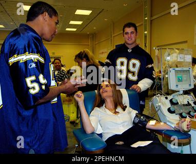 8 DEC 2002: San Diego Chargers Donnie Edwards during a game against Oakland  Raiders. at the Qualcomm Stadium Sunday December 8, 2002, in San Diego, CA.  (Icon Sportswire via AP Images Stock Photo - Alamy